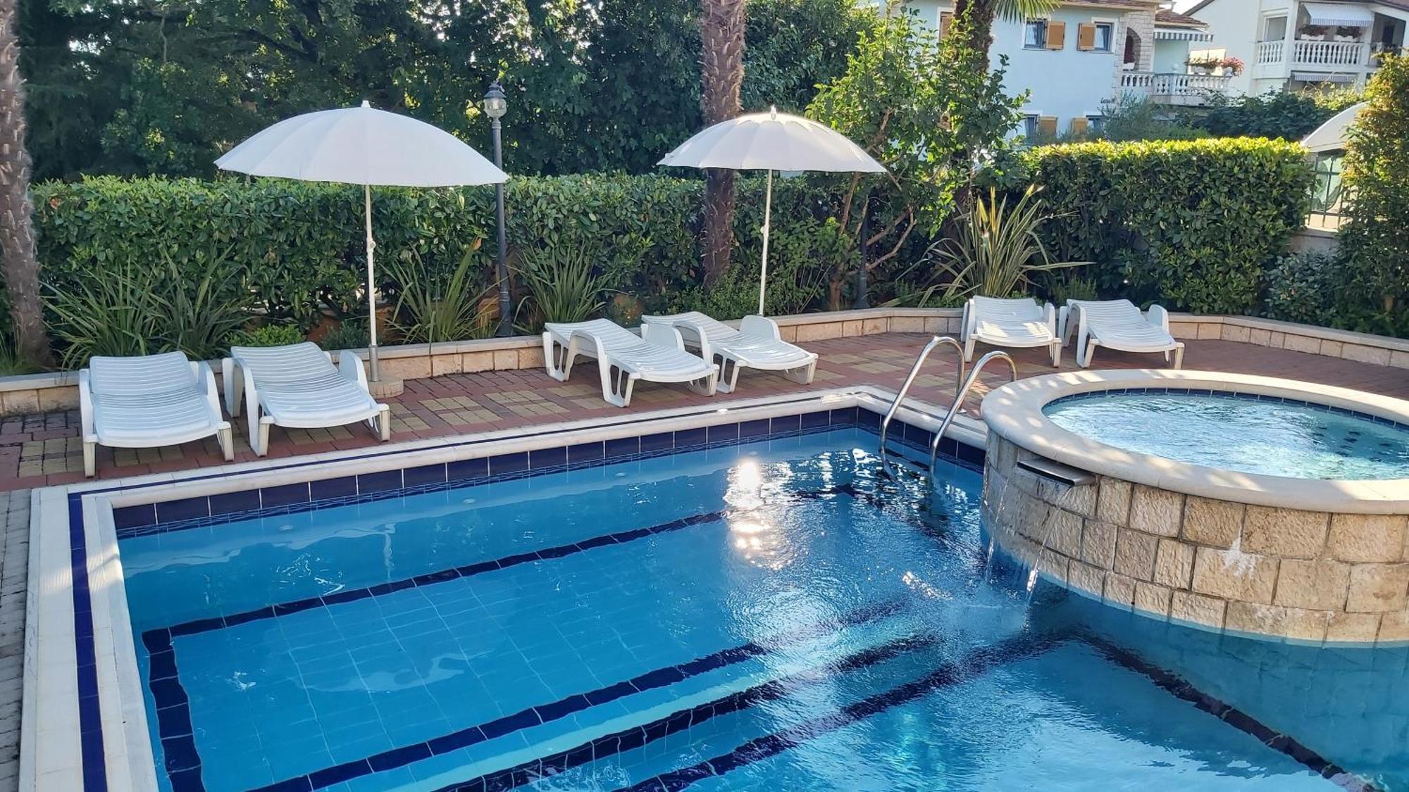 Apartments Villa Mirjam โปเรช ภายนอก รูปภาพ